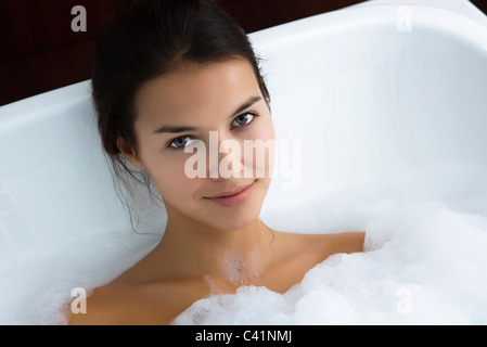 Frau Entspannung im Sprudelbad, Porträt Stockfoto