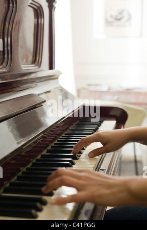 Weibes Hände spielt Klavier Stockfoto