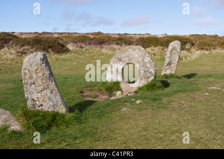 Die Männer-an-Tol (gelochte Stein) bestehend aus 4 Granit Strukturen möglicherweise Bronzezeit im Moor in der Nähe von Madron in West Cornwall Stockfoto
