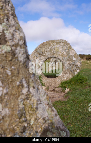 Die Männer-an-Tol (gelochte Stein) bestehend aus 4 Granit Strukturen möglicherweise Bronzezeit im Moor in der Nähe von Madron in West Cornwall Stockfoto