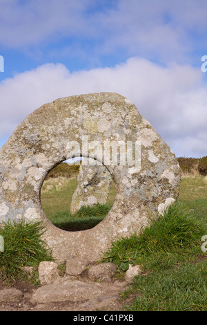 Die Männer-an-Tol (gelochte Stein) bestehend aus 4 Granit Strukturen möglicherweise Bronzezeit im Moor in der Nähe von Madron in West Cornwall Stockfoto