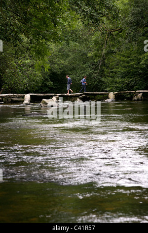 Menschen, die zu Fuß über die Tarr Steps, Exmoor Stockfoto