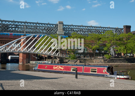 Kanalboote vertäut am Bridgewater Kanal in Castlefield, Manchester. Stockfoto