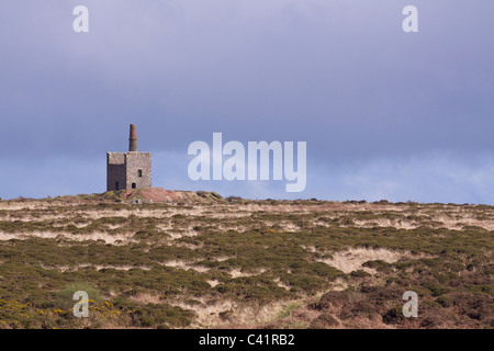 Die Ruinen von Greenburrow Pumpen Maschinenhaus über Ding Dong Zinnmine, auf die Skyline in West Cornwall an einem stürmischen Tag Stockfoto