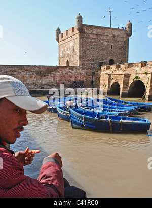 Angeln im Hafen, Essaouira, Marokko Stockfoto