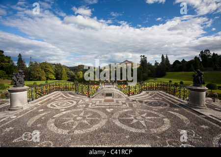 Die Gärten und Vorplatz der Powerscourt House, Enniskerry, County Wicklow, Irland. Stockfoto