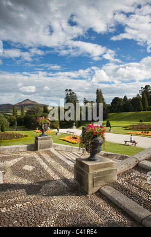 Die Gärten und Vorplatz der Powerscourt House, Enniskerry, County Wicklow, Irland. Stockfoto