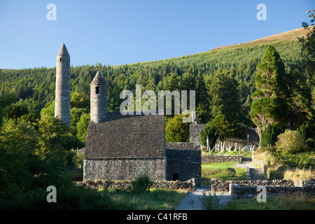 St. Kevins Kirche und Rundturm, Glendalough klösterlichen Website, County Wicklow, Ireland. Stockfoto