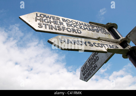 Eine alte hölzerne Wegweiser den Weg zu Thomas Hardy's Cottage, Higher Bockhampton und stinsford Church, wo er begraben liegt, Dorset, England. Stockfoto