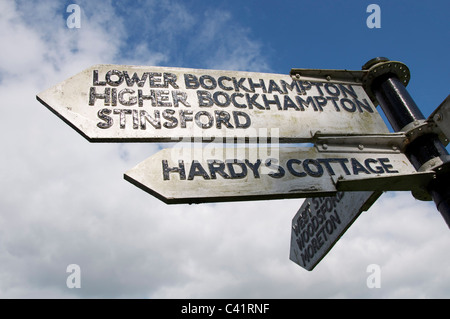 Eine alte hölzerne Wegweiser den Weg zu Thomas Hardy's Cottage, Higher Bockhampton und stinsford Church, wo er begraben liegt, Dorset, England. Stockfoto