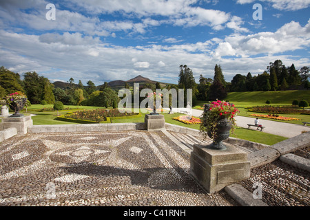 Die Gärten und Vorplatz der Powerscourt House, Enniskerry, County Wicklow, Irland. Stockfoto
