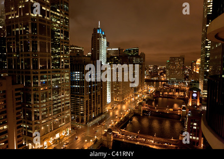 Der Chicago River in Chicago, Illinois, USA, in der Nacht Stockfoto