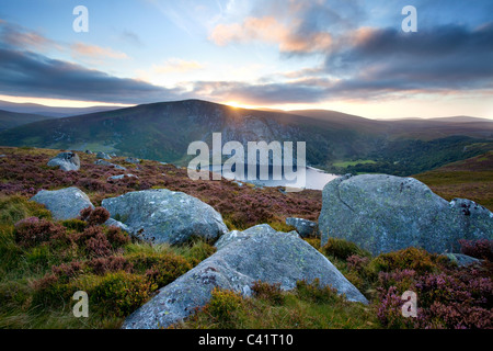 Sonnenuntergang über Lough Tay, Wicklow Mountains National Park, County Wicklow, Irland. Stockfoto