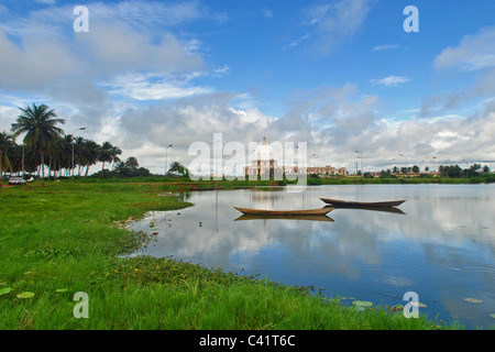 See und Kathedrale in Yamoussoukro, Elfenbeinküste, Westafrika Stockfoto