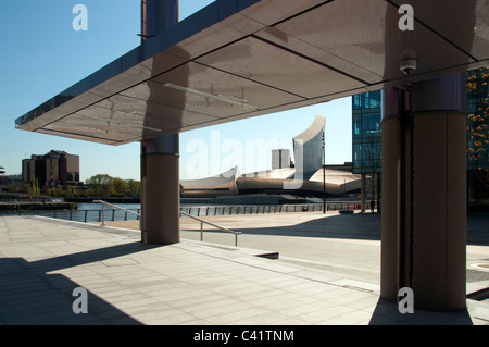 Das Quay West Gebäude und Imperial war Museum North von der Basis der Beleuchtung Türme auf der piazza, MediaCityUK. Salford Quays, Manchester, Großbritannien. Stockfoto