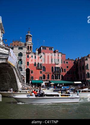 Venedig-Wasser-Taxi Reisen unter der Rialto-Brücke auf Grande Canale Italien Europa Stockfoto