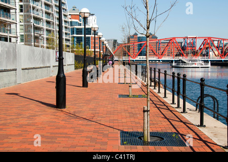 Die Detroit-Brücke aus dem Wasser Gehweg von Huron Waschbecken, Salford Quays, Manchester, UK Stockfoto