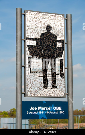 Hommage an Mosaiken, Joe Mercer OBE, ehemaliger Manager von Manchester City, von Mark Kennedy. City of Manchester Stadium, Sportcity, UK Stockfoto