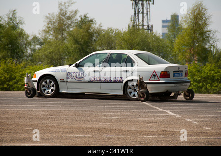 Skid Steuerwagen Training. Die Ausleger-Räder angehoben werden können oder oder abgesenkt, um die Traktion auf die Autoräder variieren. Stockfoto