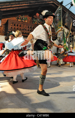 Tänzer in traditionellen Kostümen zeigen die berühmten Tanz "Schuhplattler" in Bayern, Deutschland Stockfoto