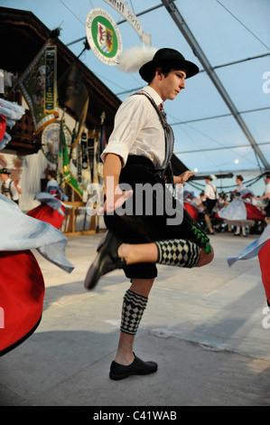 Tänzer in traditionellen Kostümen zeigen die berühmten Tanz "Schuhplattler" in Bayern, Deutschland Stockfoto