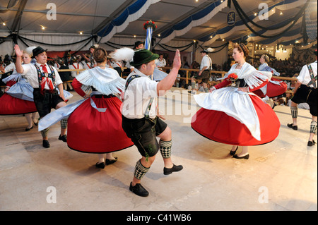 Tänzer in traditionellen Kostümen zeigen die berühmten Tanz "Schuhplattler" in Bayern, Deutschland Stockfoto