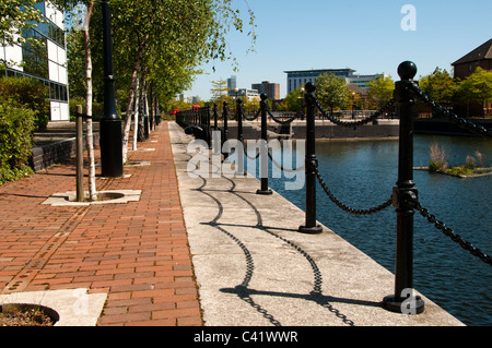 Am Wasser Gehweg von der St. Louis-Becken, Salford Quays, Manchester, UK Stockfoto