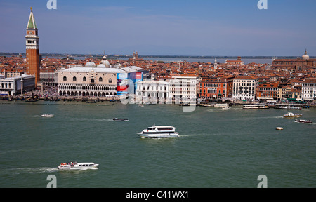 Venedig Canale Grande mit Booten im Vordergrund und Campanile und Palazzo Ducale im Hintergrund Italien Europa Stockfoto