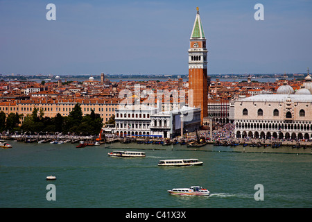 Venedig Canale Grande mit Booten im Vordergrund und Campanile und Palazzo Ducale im Hintergrund Stockfoto
