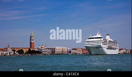 Venedig, Seven Seas Mariner Passagierschiff verlassen Canale di San Marco in Canale della Giudecca Italien Europa Stockfoto