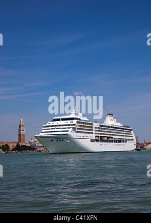 Venedig, Seven Seas Mariner Passagierschiff verlassen Canale di San Marco in Canale della Giudecca Italien Europa Stockfoto