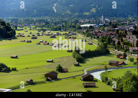 Panoramablick auf Stadt Garmisch-Partenkirchen in Bayern, Deutschland Stockfoto