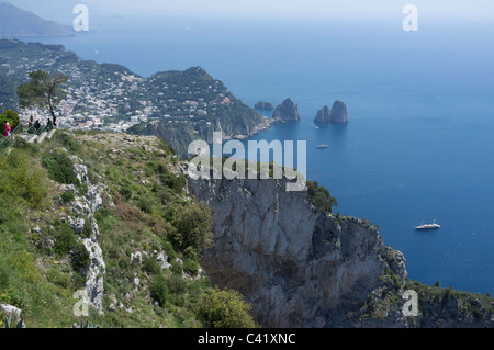 Die Faraglioni-Felsen gesehen von dem höchsten Punkt von Capri - Monte Solaro Stockfoto