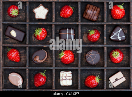 Erdbeeren und Schokolade auf einem Holztablett Stockfoto