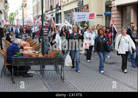 Arbeitnehmer aus Galleria Kaufhof auffällig für mehr bezahlen als der Marsch durch die Straßen von Heidelberg Deutschland Shop 27.05.11 Stockfoto