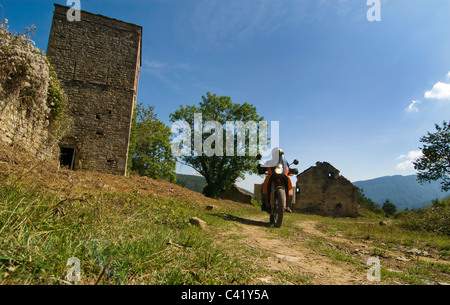 Motorrad-Touren in den Pyrenäen in der Nähe von Yeba, Spanien.  Fahrer-Ansicht. Stockfoto