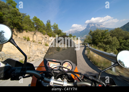 Motorrad-Touren in den Pyrenäen in der Nähe von Yeba, Spanien.  Fahrer-Ansicht. Stockfoto