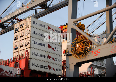 URUGUAY-Montevideo, Container Hafen Katoen Natie Terminal TCP und Containerschiff der deutschen Reederei Hamburg verklagt Stockfoto