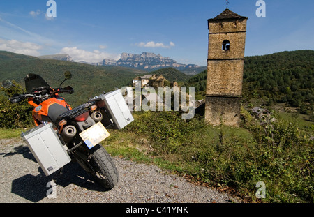 Motorrad-Touren in den Pyrenäen in der Nähe von Yeba, Spanien.  Fahrer-Ansicht. Stockfoto