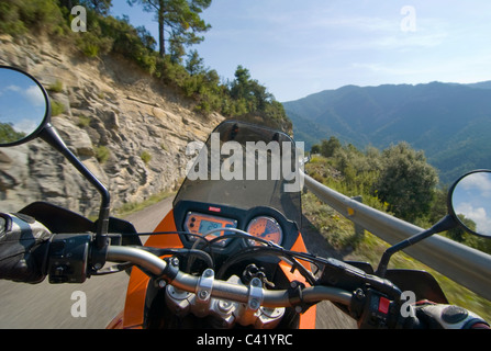 Motorrad-Touren in den Pyrenäen in der Nähe von Yeba, Spanien.  Fahrer-Ansicht. Stockfoto