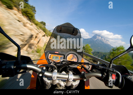 Motorrad-Touren in den Pyrenäen in der Nähe von Yeba, Spanien.  Fahrer-Ansicht. Stockfoto