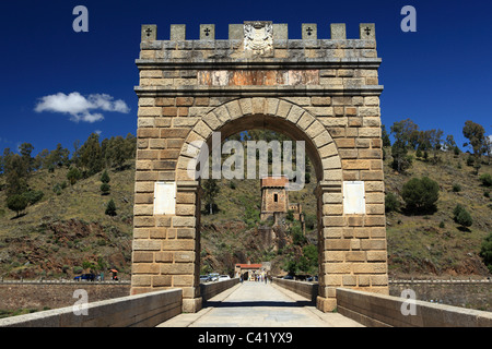 Blick durch den Bogen über die Römerbrücke (Puente Romano) auf Alcantara in der Region Extremadura in Spanien. Stockfoto