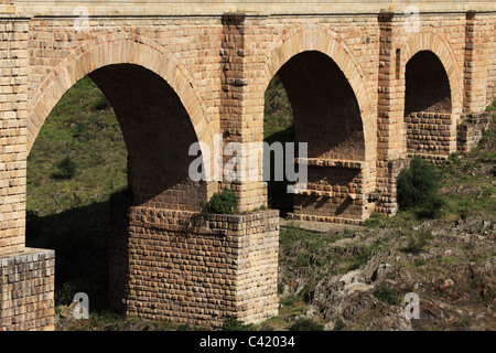 Detail von der römischen Brücke (Puente Romano) bei Alcantara in der Provinz Extremadura in Spanien. Stockfoto