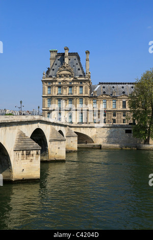 Louvre und Pont Royal, Paris. Dies ist die drittälteste Brücke in Paris, die Seine überqueren, neben dem Pavillon de Flore Stockfoto