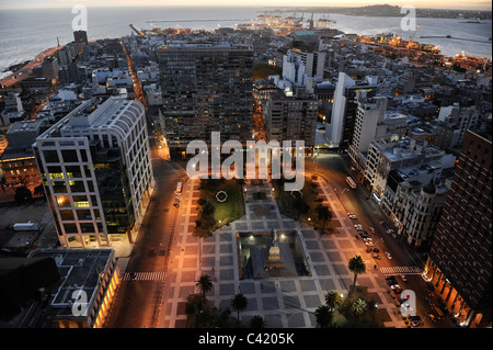 URUGUAY Montevideo Blick vom Palacio Salvo bei öffentlichen Platz Plaza de Independencia zum Hafen am Rio del la Plata Stockfoto