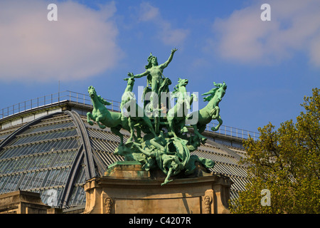 Quadriga von Georges Recipon, Grand Palais. Kupfer-Skulptur im barocken Stil, Harmonie triumphiert über Zwietracht darstellt. Stockfoto