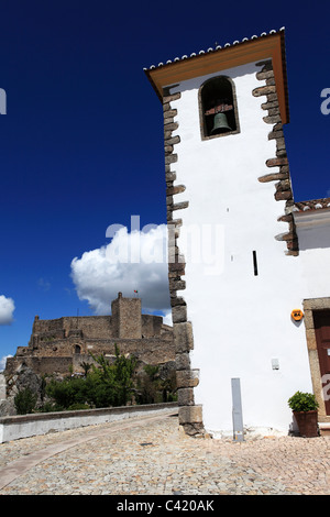 Die Santa-Maria-Museum-Kirche steht vor Schloss Marvao im Bezirk des portugiesischen Alentejo Marvao. Stockfoto