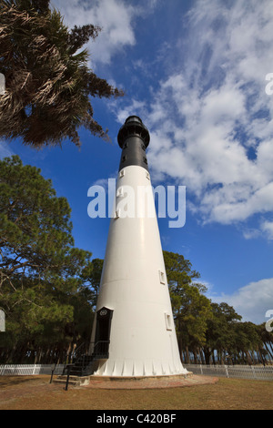 Hunting Island 132,5 Fuß hohen Leuchtturm befindet sich auf halber Strecke zwischen Savannah und Charleston. Stockfoto