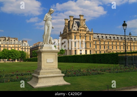 Nymphe, Statue in der Grand Carre der Jardin des Tuileries, Paris. Stockfoto