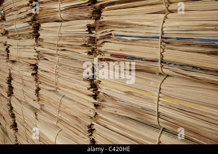 Nahaufnahme der Stapel Zeitungen auf einem Winkel recycelt werden Stockfoto